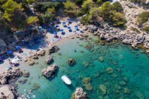 "Πετάνε" οι κρατήσεις για διακοπές στην Ελλάδα, δυνατή σεζόν για Ρόδο και Κρήτη